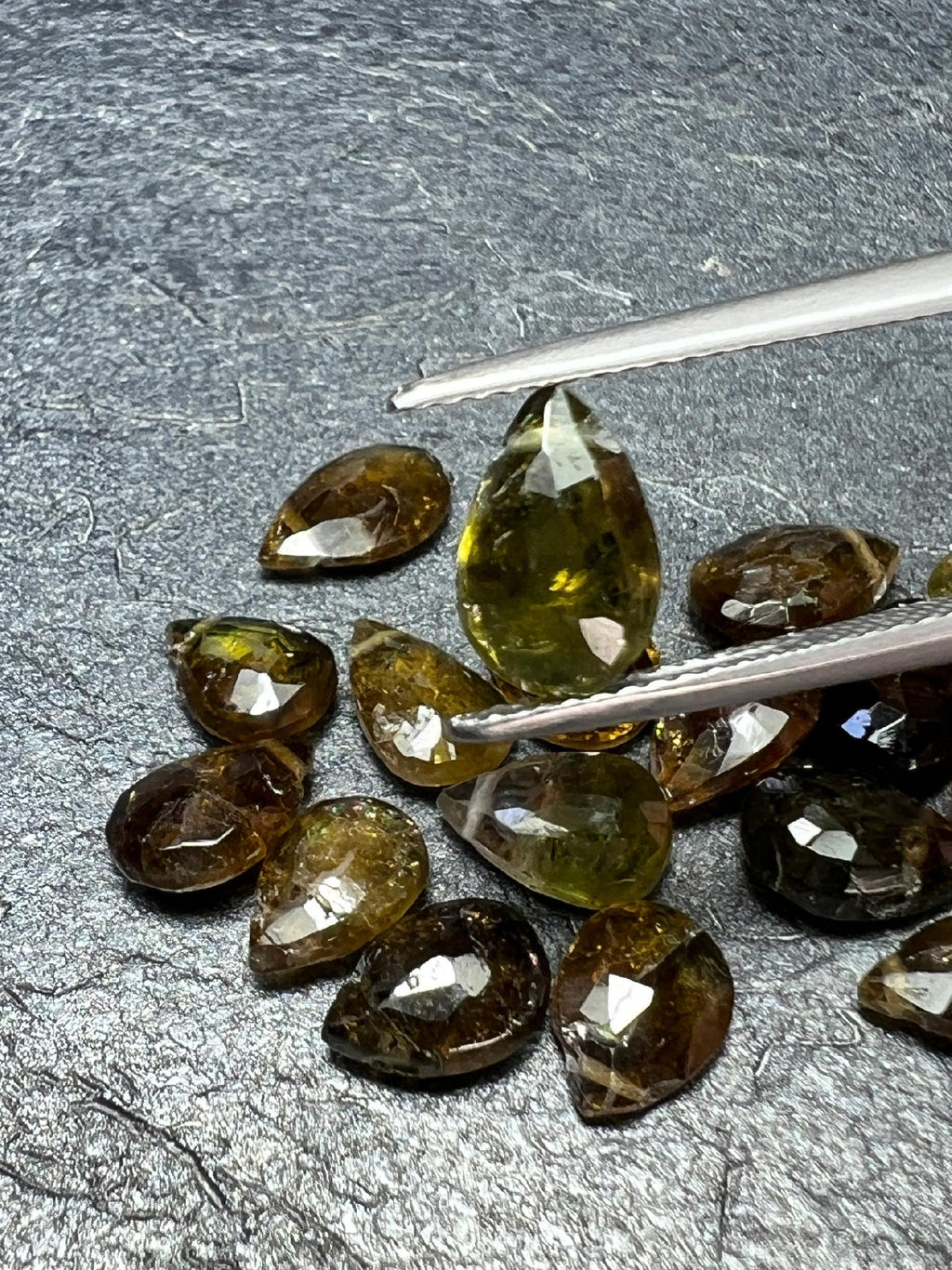 TURMALIN KROPLA PRZEWIERCONA 7,7X5,7 mm