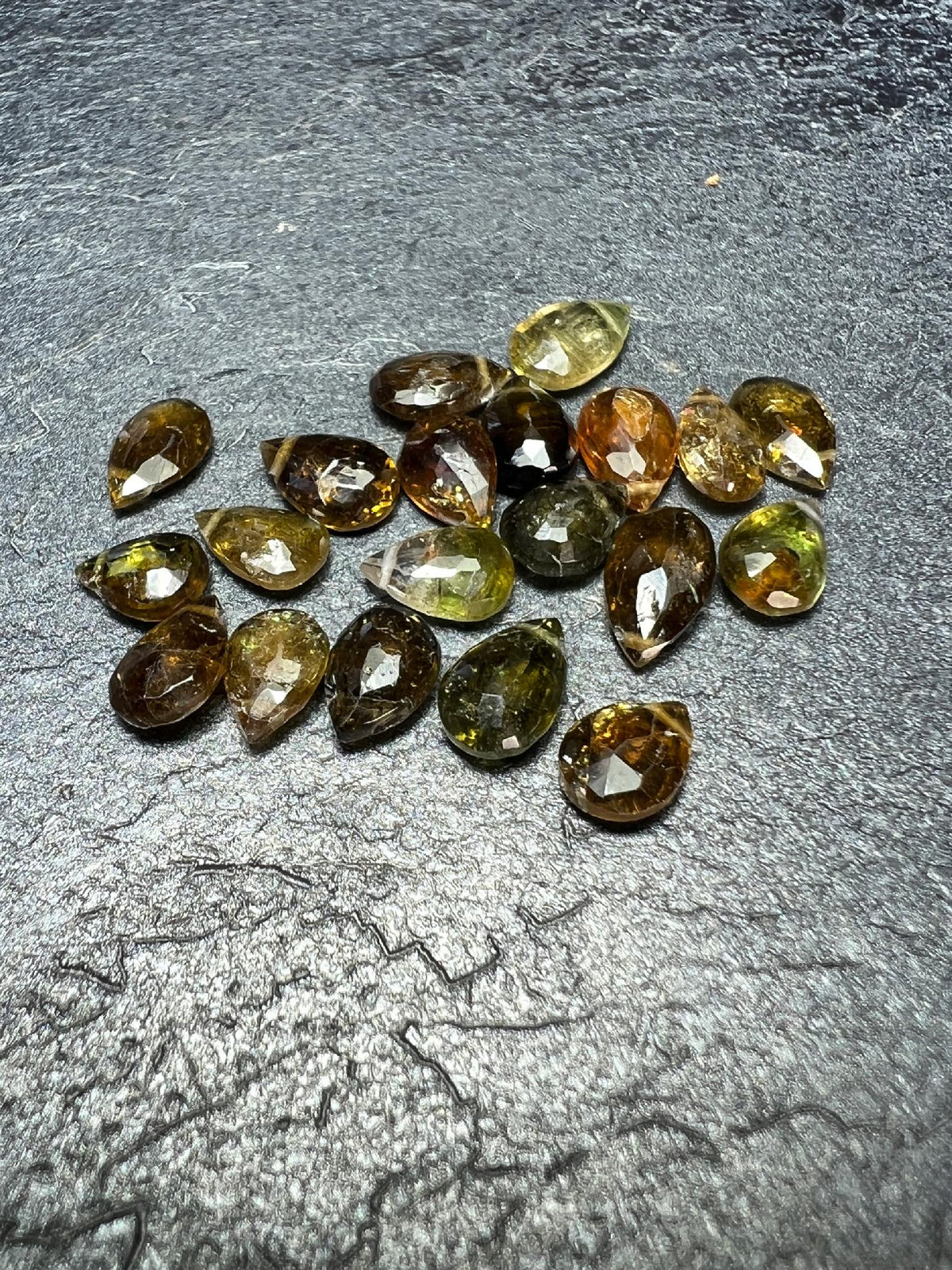 TURMALIN KROPLA PRZEWIERCONA 7,7X5,7 mm