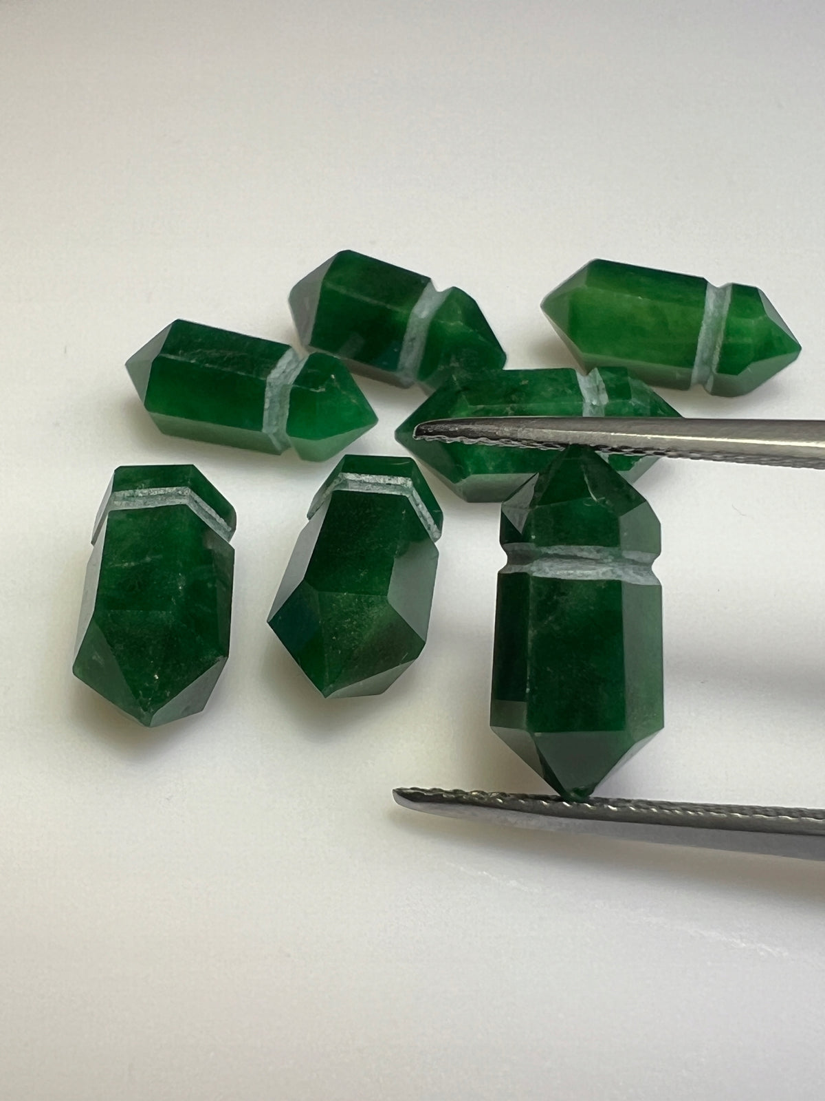 JADEIT ZIELONY STOŻEK 13X6 mm SZTUKA