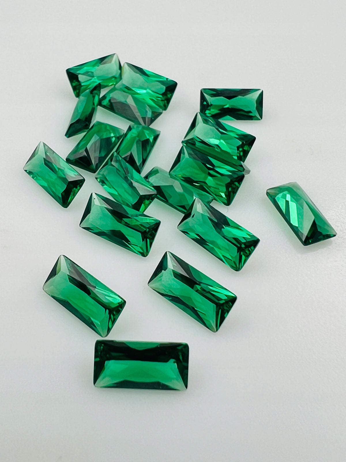 SZMARAGD CYRKONIA BAGIETKA 9X4,5 mm 1 SZTUKA