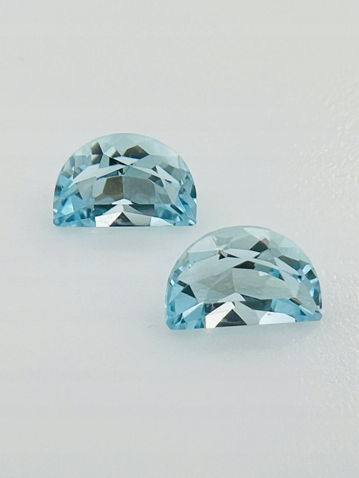 TOPAZ SKY SIDE STONES 7x4,5 mm