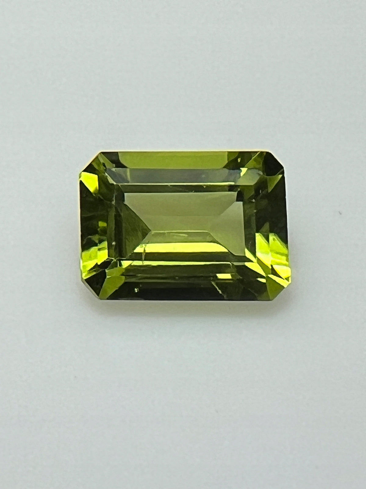 PERYDOT/OLIWIN NATURALNY OŚMIOKĄT 7x5 mm SZTUKA