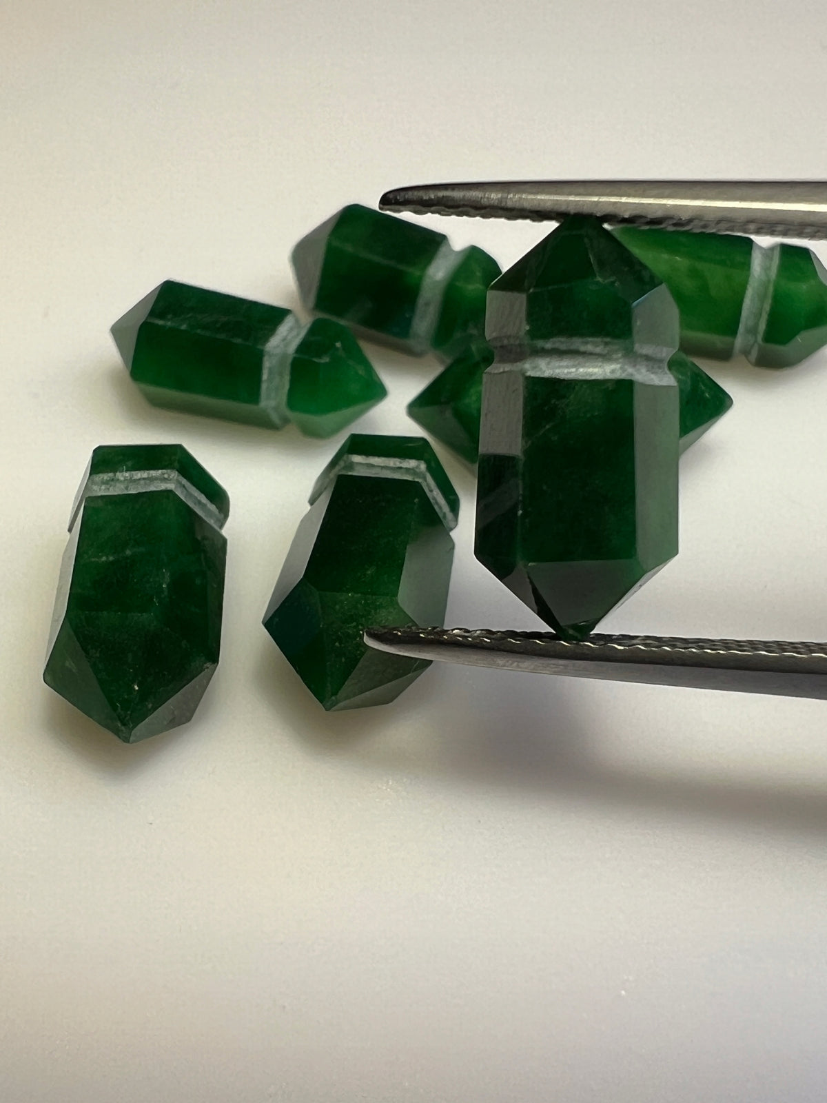 JADEIT ZIELONY STOŻEK 13X6 mm SZTUKA